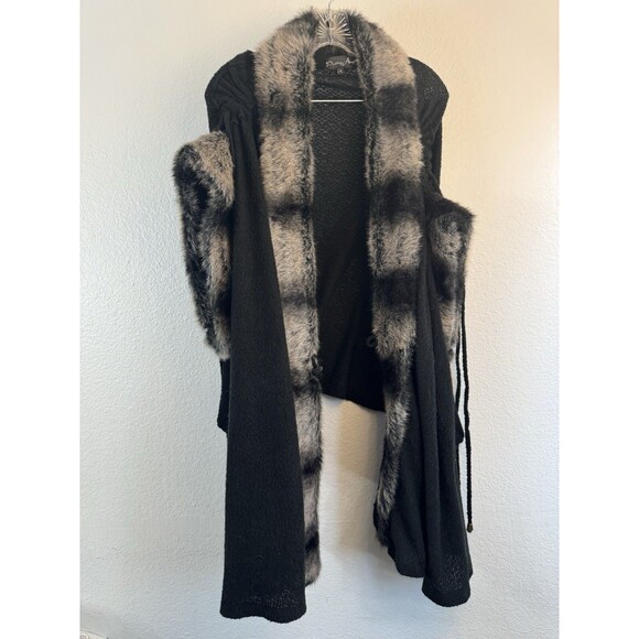 Pretty Angel Sleeveless Faux Fur Trim Oversized Wrap With Toggle Closure L/XL - Picture 2 of 10
